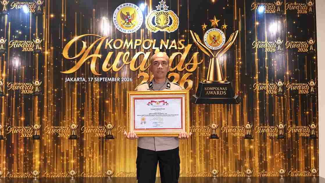 Aiptu Eko Yulianto meraih Juara 2 Kompolnas Awards 2026 berkat inovasi Bank Sampah yang bermanfaat bagi masyarakat.