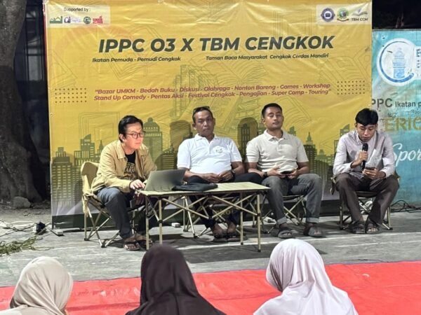 Bedah Buku 21 Lessons, Warga Cengkok Diajak Siap Hadapi Era AI