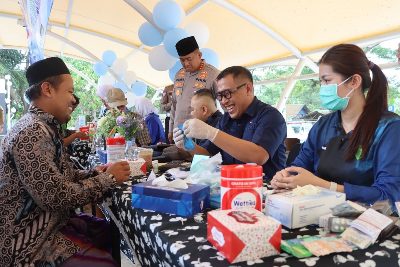 Satlantas Polresta Tangerang menggelar cek kesehatan gratis bagi masyarakat dalam rangka HUT ke-77 Lalu Lintas Bhayangkara.