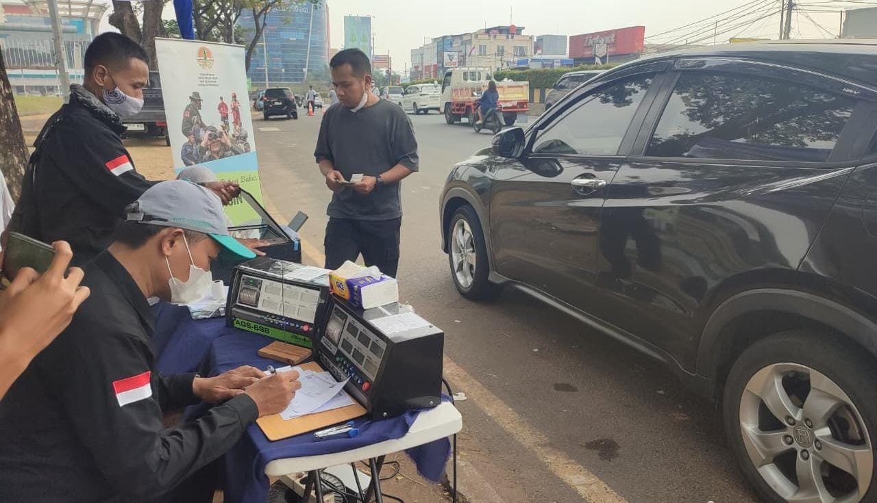 DLH Tangsel menggelar uji emisi gratis di Serpong dengan target 500 kendaraan per hari untuk mengendalikan emisi kendaraan.
