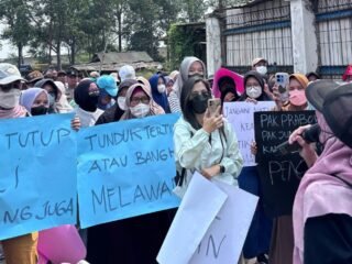 Warga Cengkok minta KLH dan Pemkab Tangerang mengevaluasi PT SLI terkait keluhan bau, debu, dan kebisingan pascauji coba produksi.