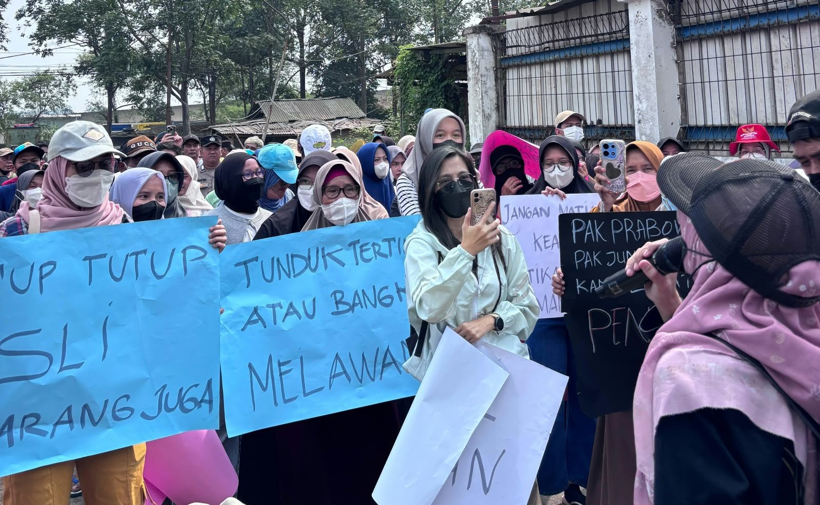 Warga Cengkok minta KLH dan Pemkab Tangerang mengevaluasi PT SLI terkait keluhan bau, debu, dan kebisingan pascauji coba produksi.