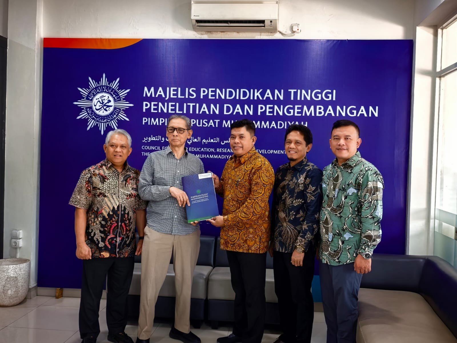 Dr. Warsito resmi memimpin UMT periode 2025–2029 setelah menerima SK Rektor Definitif dari Majelis Diktilitbang PP Muhammadiyah di DIY.