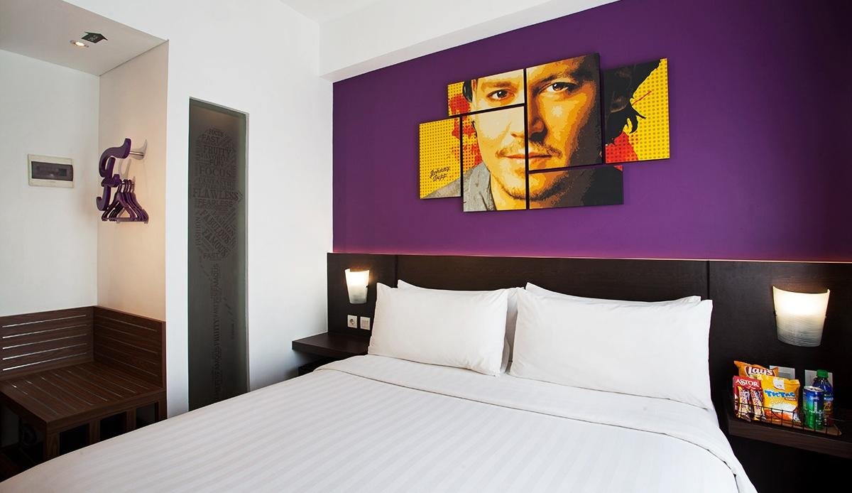 Fame Hotel Gading Serpong menambah hairdryer di kamar Deluxe Room untuk meningkatkan kenyamanan dan pengalaman menginap tamu.