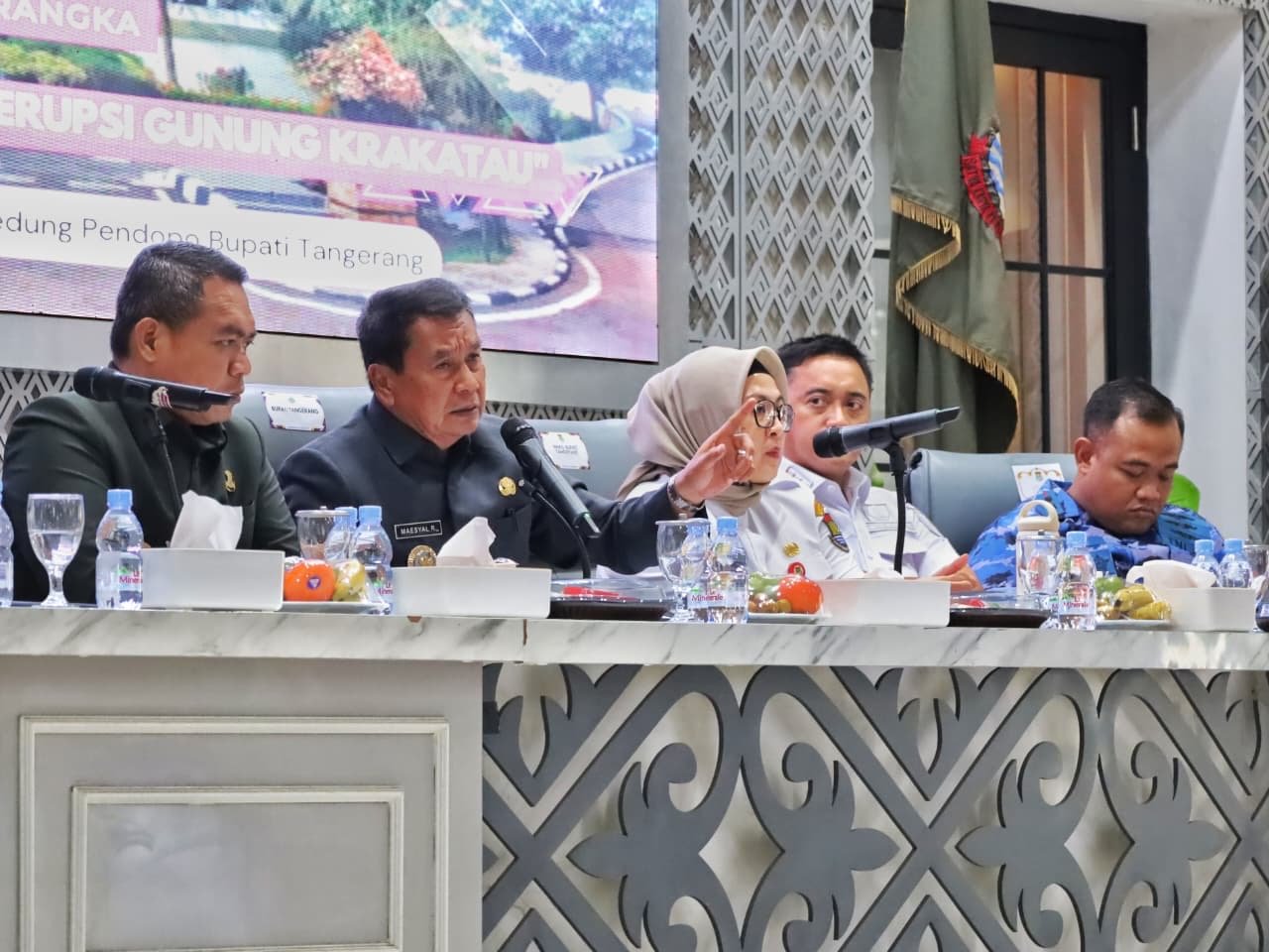 Maesyal Rasyid meminta Forkopimda Kabupaten Tangerang meningkatkan kesiapsiagaan menghadapi potensi dampak erupsi Anak Krakatau.
