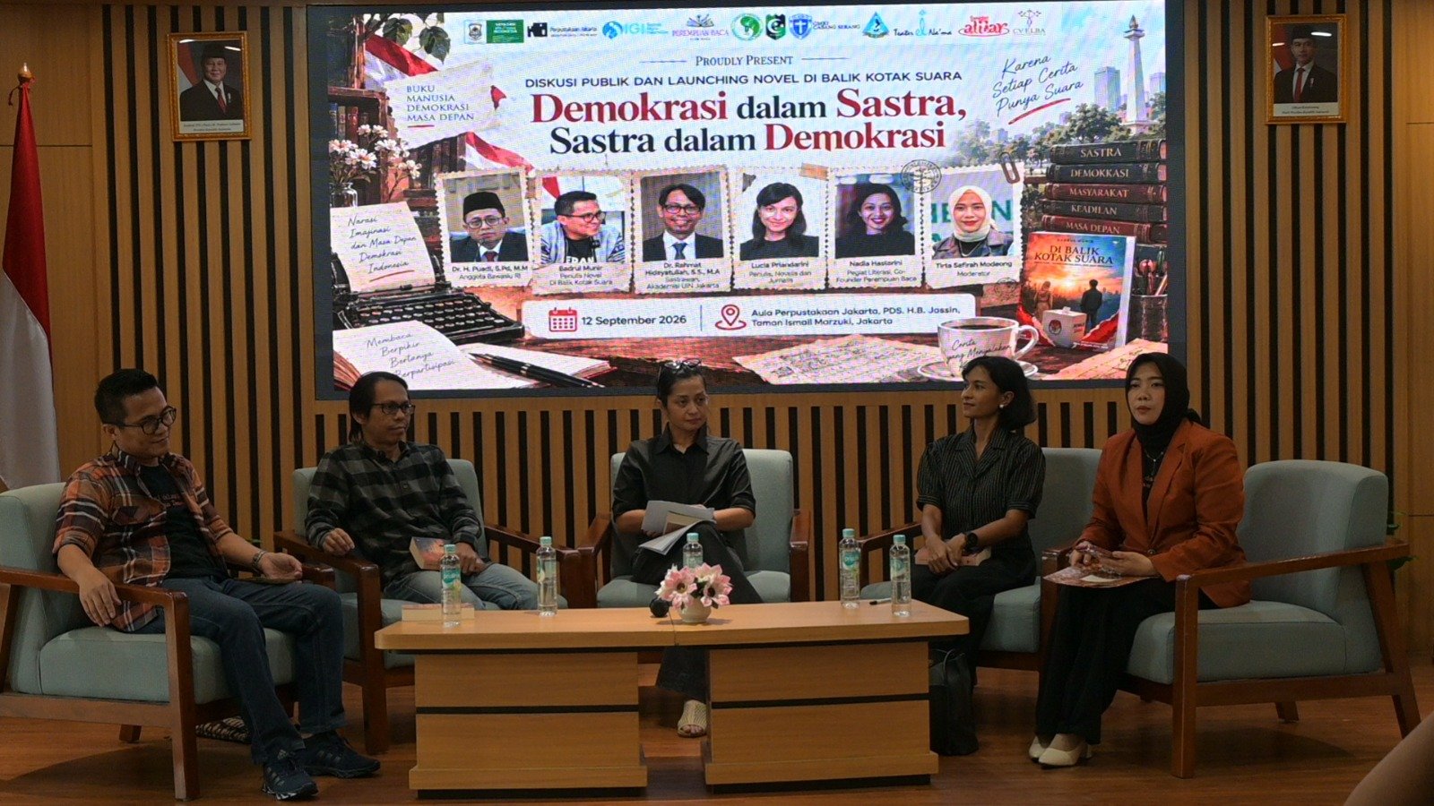 Novel Di Balik Kotak Suara karya Badrul Munir mengangkat kisah demokrasi, integritas, dan pengawasan pemilu melalui perjalanan seorang pengawas pemilu.