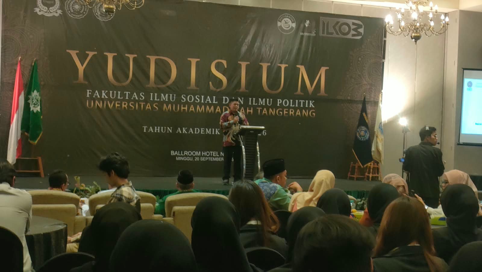 Rektor UMT Dr. Warsito berpesan kepada 363 lulusan agar adaptif terhadap AI, terus belajar, berakhlak, dan memberi dampak bagi masyarakat.