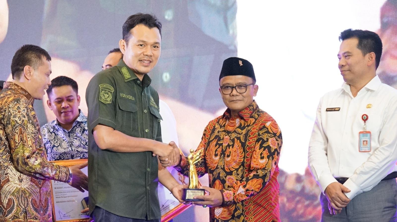 Wakil Ketua DPRD Kabupaten Tangerang H Kholid Ismail menerima Radar Banten Award 2026 atas kiprahnya mendukung pembinaan dan promosi UMKM.