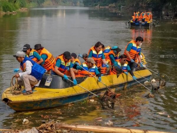 Jelang World Cleanup Day, JHL Group dan Banksasuci Gelar Aksi Bersih Sungai Cisadane