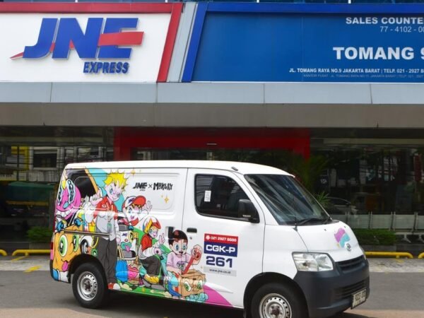 Sambut HUT ke-36, JNE Gandeng Muklay Sulap Armada Kurir Jadi Galeri Seni Berjalan