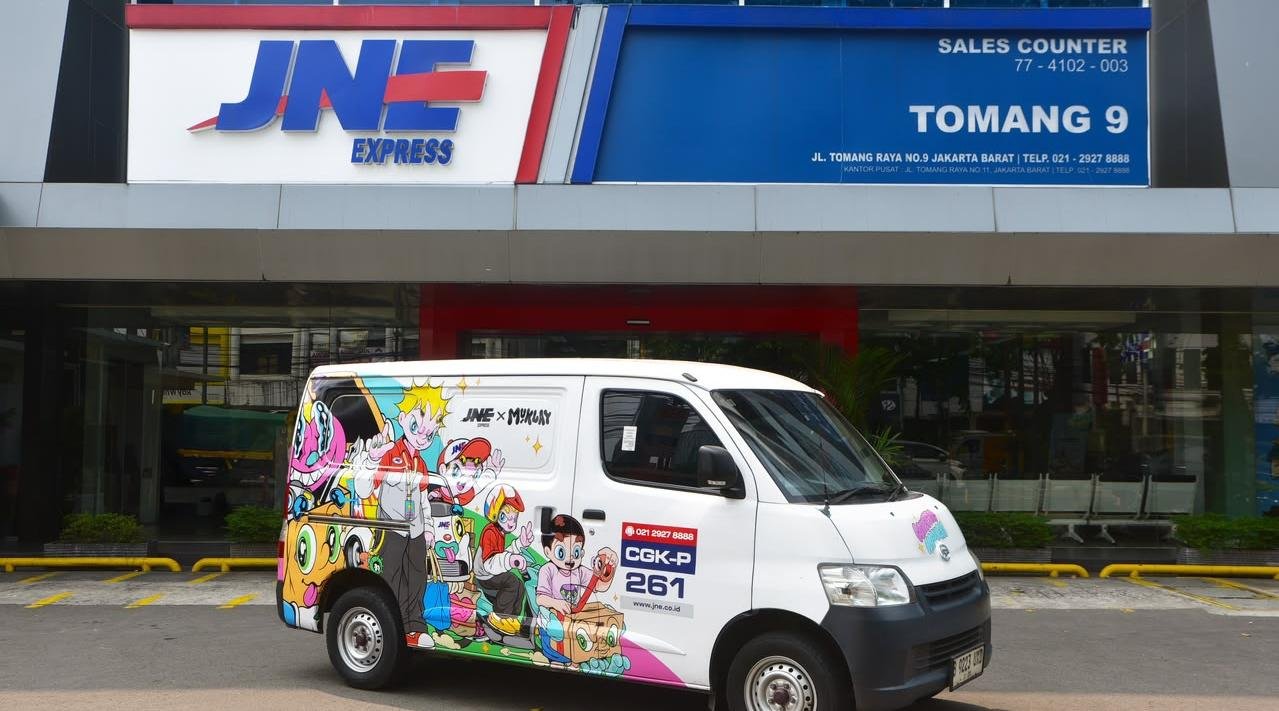 JNE menggandeng Muklay dalam perayaan HUT ke-36 dengan menghadirkan karya seni pop art pada armada kurir sebagai galeri berjalan.