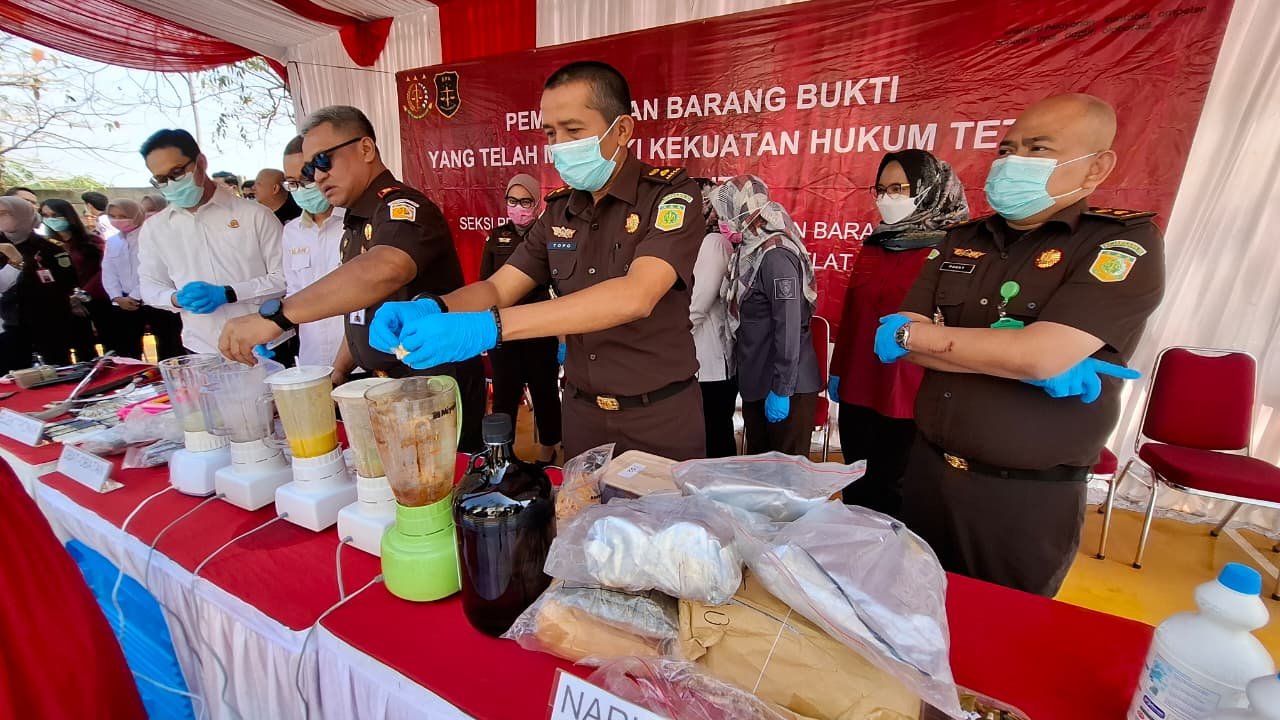 Kejari Tangsel memusnahkan barang bukti dari 124 perkara, termasuk tiga pistol, 1,9 kg sabu, 550 ekstasi, ponsel, dan senjata tajam.