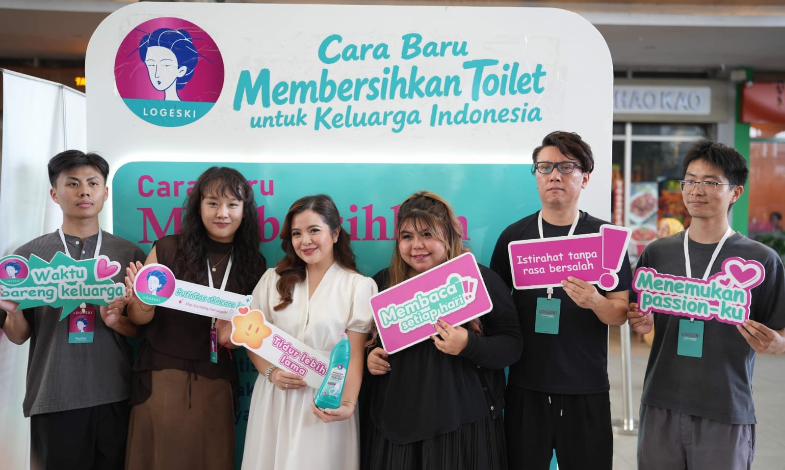 Logeski Toilet Bowl Cleaner hadir di Indonesia dengan konsep no-scrub untuk membersihkan toilet lebih praktis dan efisien.