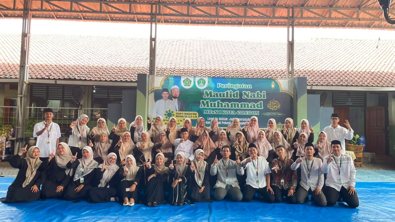 MTsN 1 Kota Cilegon semarakkan Maulid Nabi 1448 H melalui pawai panjang mulud dan tausiyah untuk memperkuat akhlak siswa.