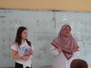 Peduli Literasi, Maria Teresa Bagikan Ribuan Buku Tulis kepada Pelajar Tangsel