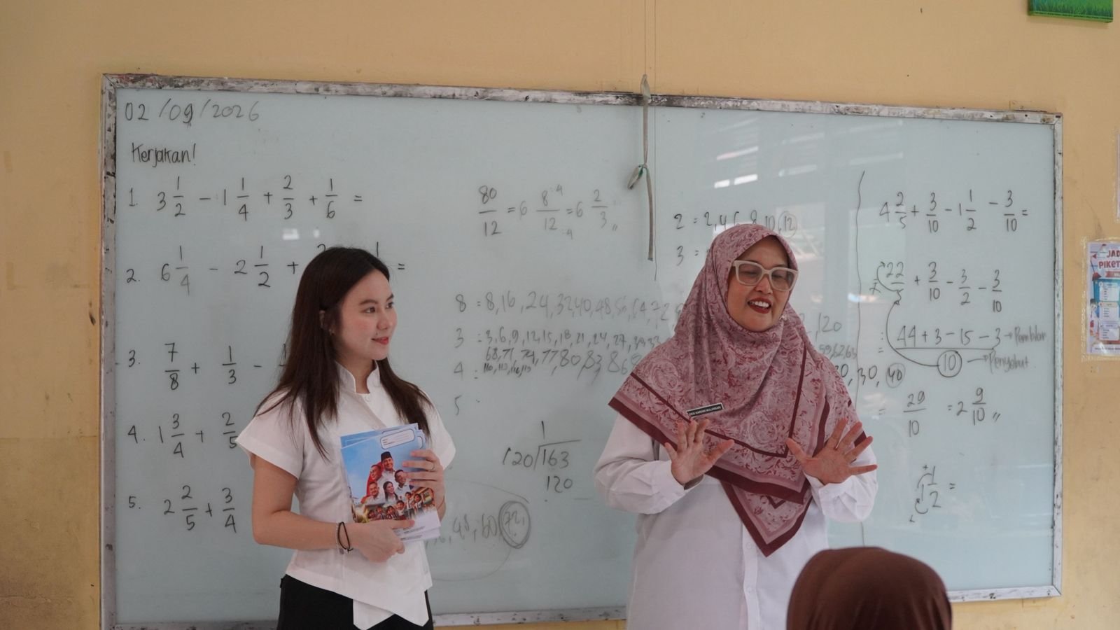 Maria Teresa membagikan ribuan buku tulis kepada pelajar Tangsel sebagai bentuk kepedulian terhadap pendidikan dan literasi.