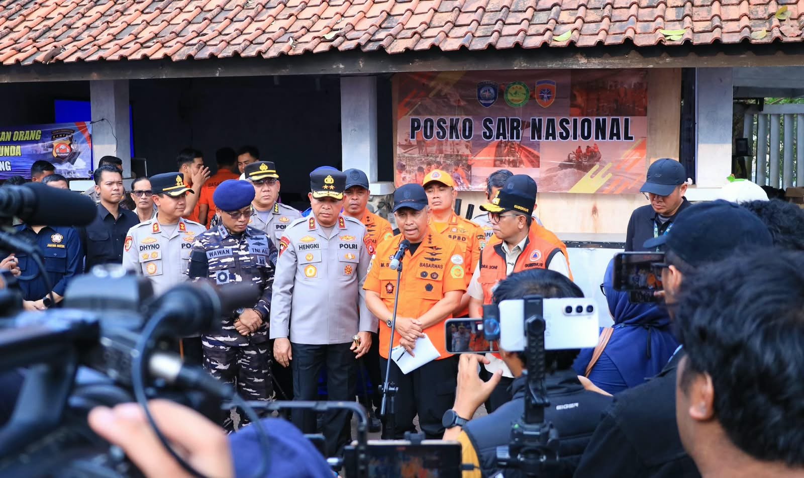 Operasi SAR hari ketiga Gunung Anak Krakatau melibatkan 11 kapal dan lebih dari 300 personel untuk mencari delapan korban.