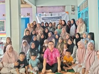 UMT menerapkan Game Edukasi ABCLand dan iTBoard di KB Melati Panongan untuk meningkatkan literasi huruf serta kompetensi digital guru PAUD.