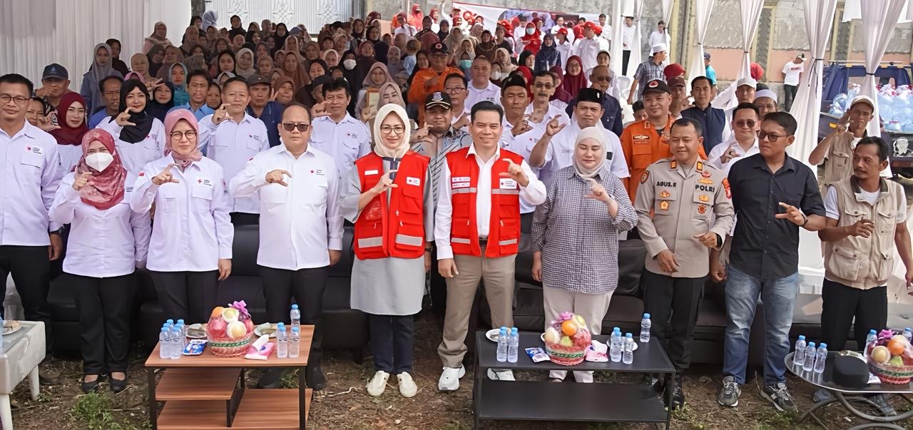 PMI Tangsel menyalurkan 16.000 liter air bersih dan 100 galon air minum kepada warga terdampak kekeringan di Keranggan.