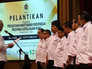 Cak Munir Lantik Pengurus PWI Kepri, Wartawan Diminta Tak Kalah oleh AI