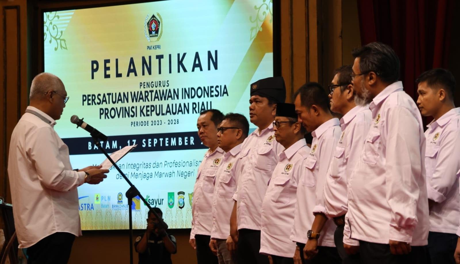 Akhmad Munir melantik pengurus PWI Kepri masa bakti 2023–2028 dan mengingatkan wartawan agar bijak memanfaatkan teknologi AI.
