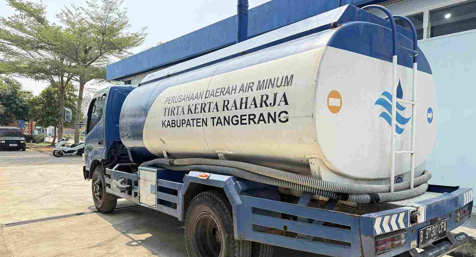 PERUMDAM TKR siagakan lebih dari lima mobil tangki untuk bantu warga terdampak kekeringan di Tangerang, termasuk wilayah luar cakupan layanan.