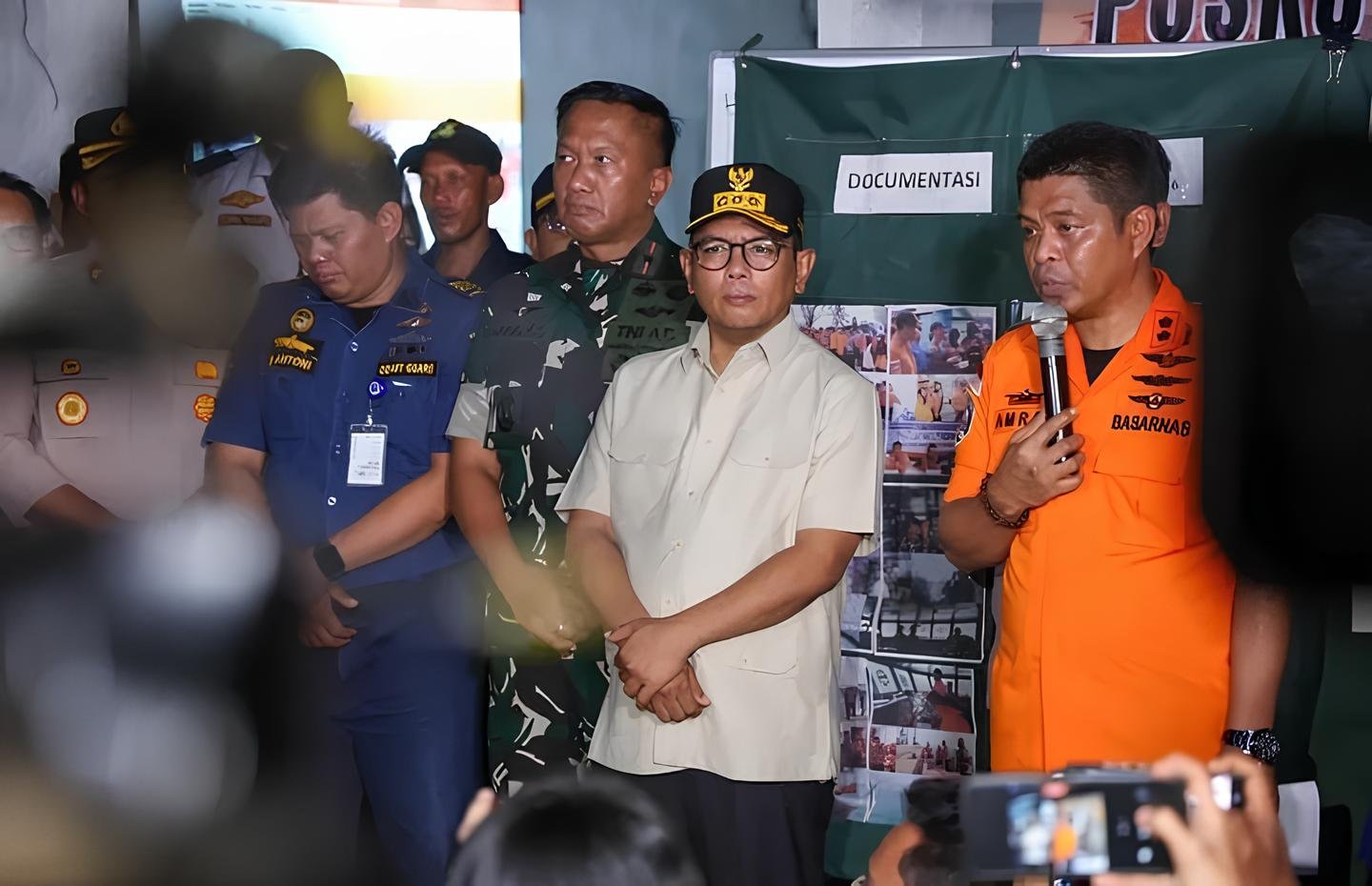 Pencarian lima jurnalis dan tiga kru kapal yang hilang di Selat Sunda diperpanjang tiga hari oleh Tim SAR Gabungan.