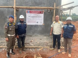 Belum mengantongi PBG, Satpol PP Tangsel menyegel gardu listrik proyek pool taksi listrik di Serua, Ciputat, dekat Bundaran Maruga.