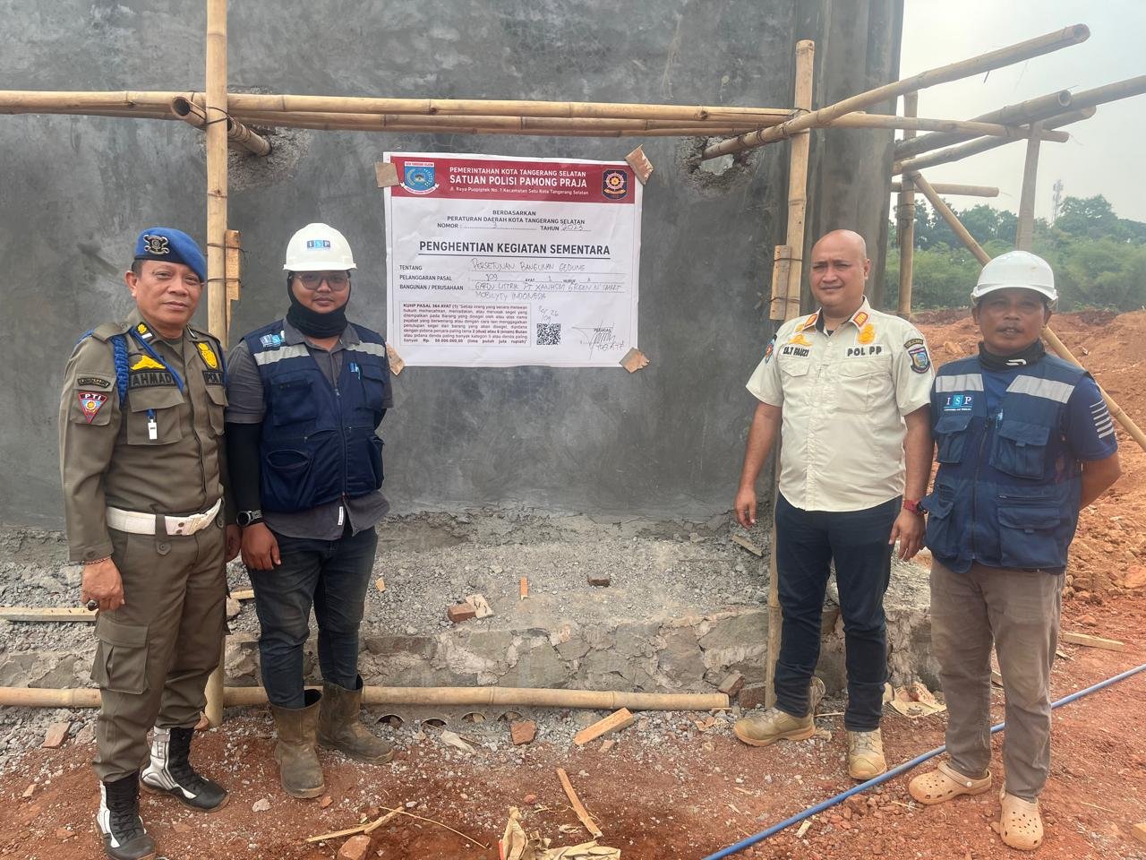 Belum mengantongi PBG, Satpol PP Tangsel menyegel gardu listrik proyek pool taksi listrik di Serua, Ciputat, dekat Bundaran Maruga.