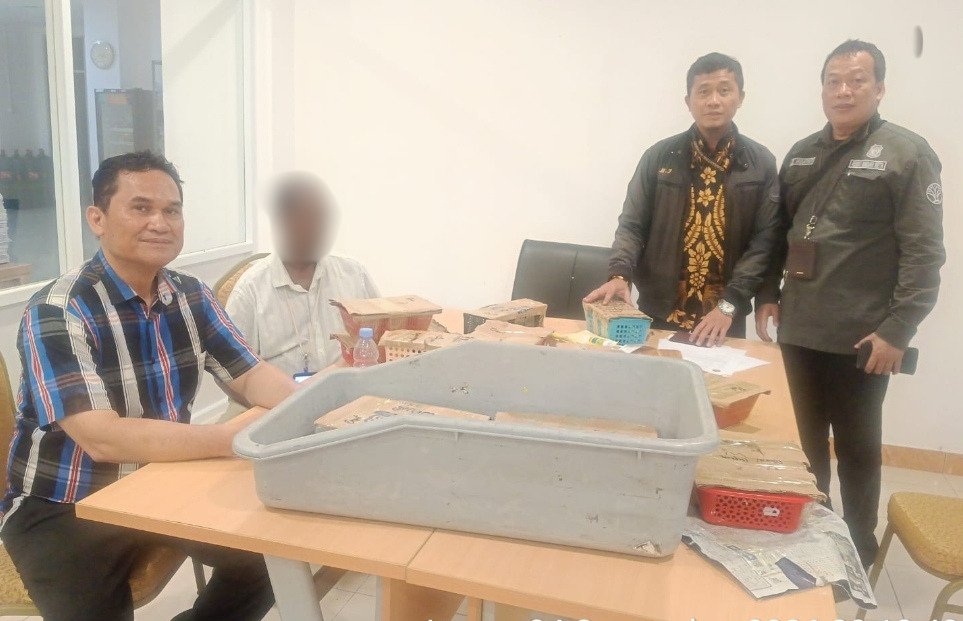 Petugas menggagalkan upaya WNA Sri Lanka membawa 101 burung ke luar negeri melalui Bandara Soekarno-Hatta, Tangerang.