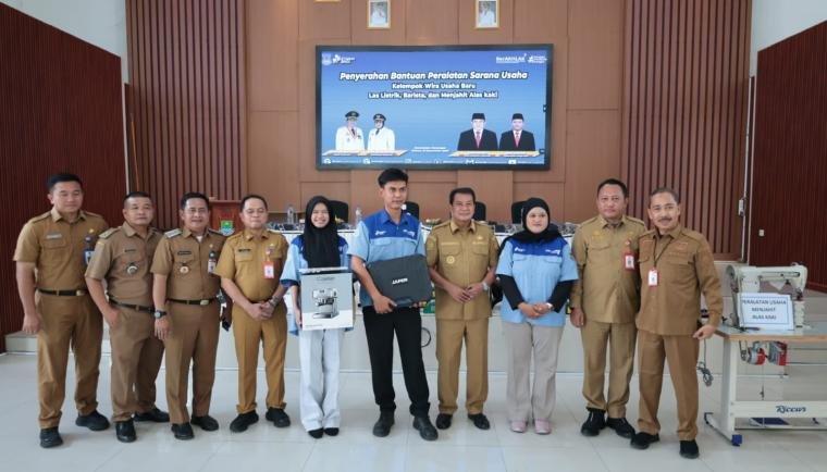 Pemkab Tangerang menyalurkan bantuan peralatan usaha kepada 48 wirausahawan baru untuk mendukung pengembangan usaha masyarakat.
