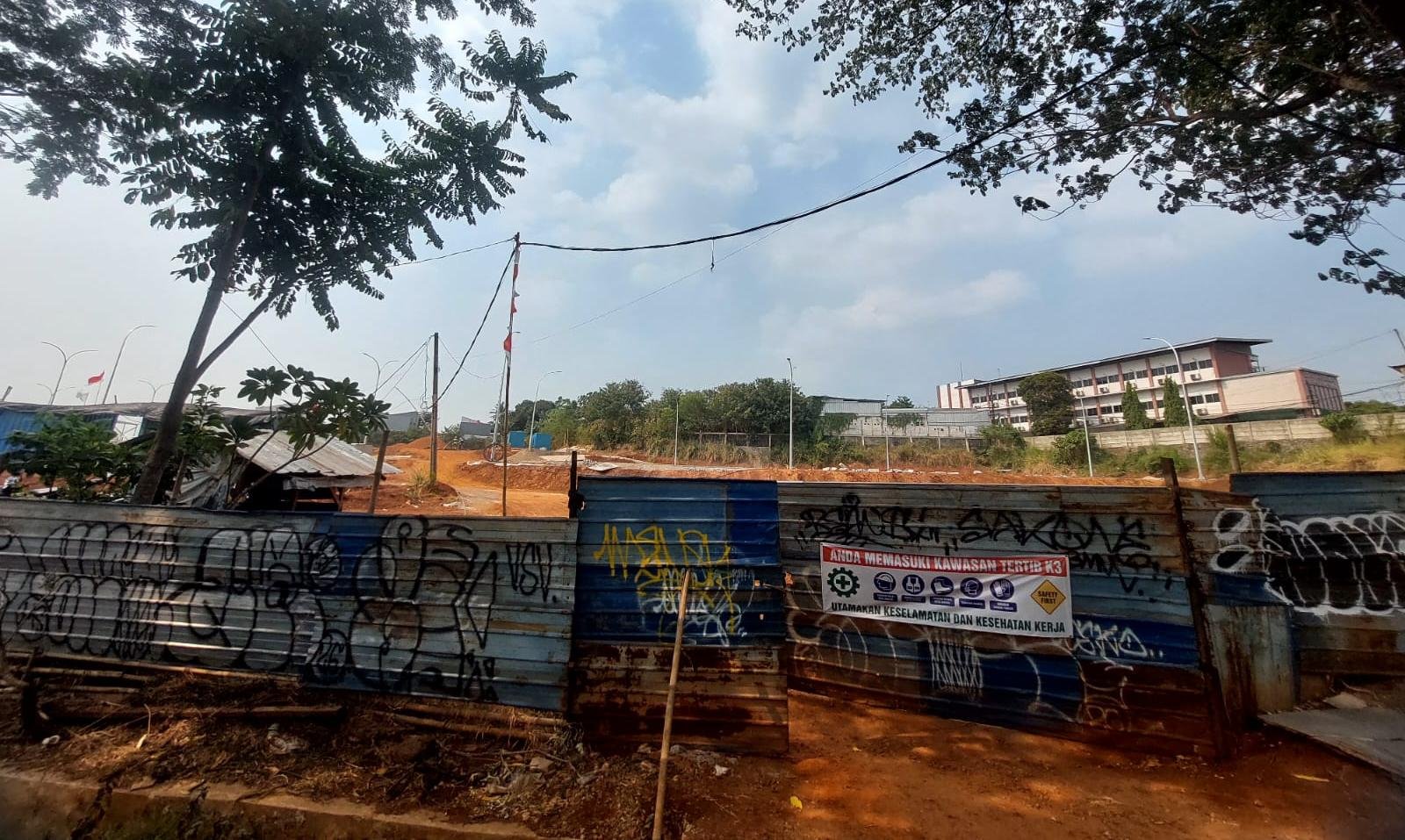 Bangunan pool taksi listrik di Serua disorot Pemkot Tangsel karena PBG belum tercatat dan pembangunan masih terus berlangsung.