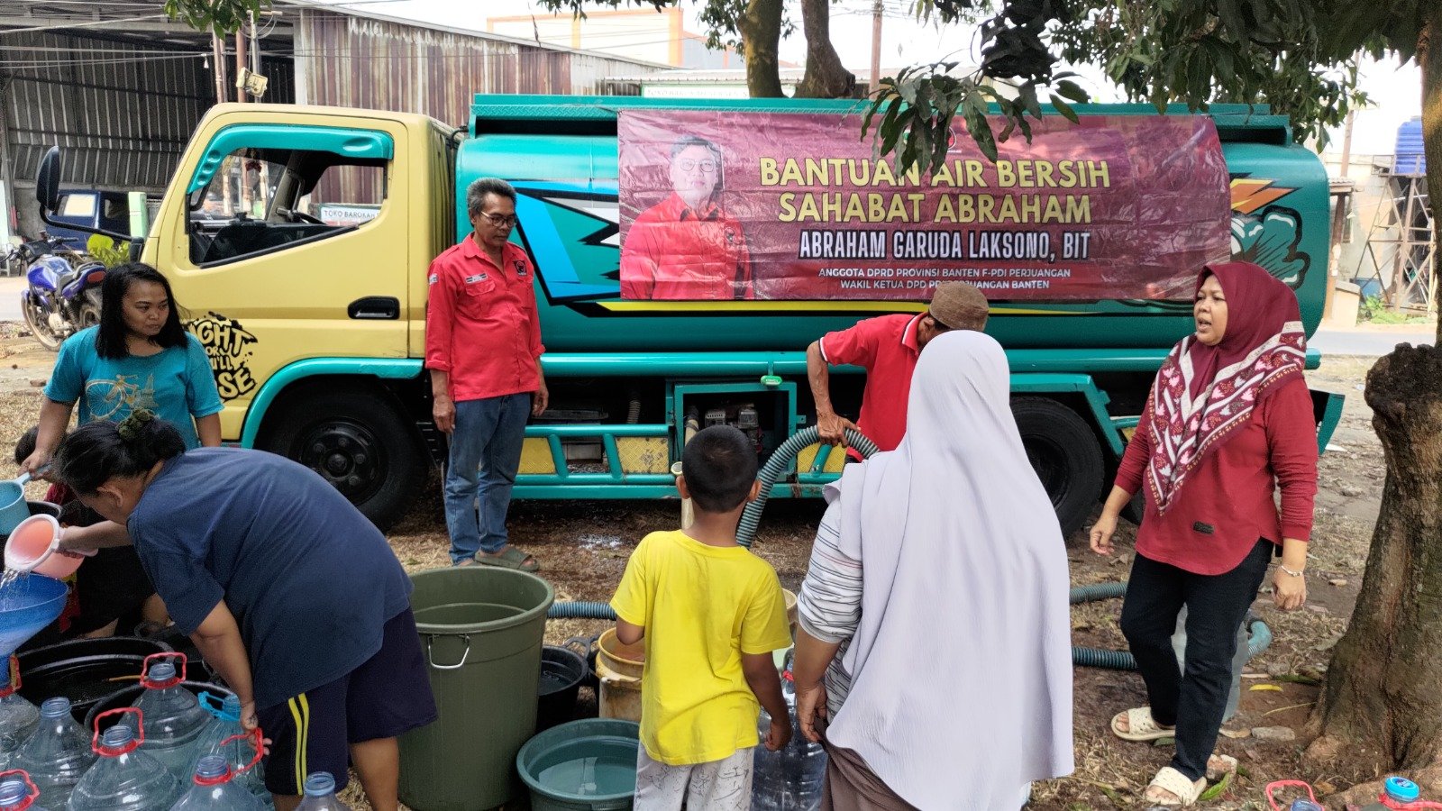 Abraham Garuda Laksono mendorong politik hadir di tengah warga, dari bantuan air bersih hingga kebebasan menjalankan ibadah.