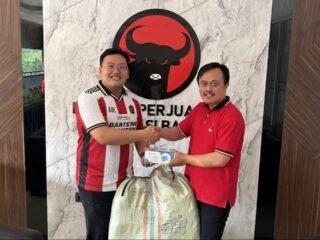 Gunung Anak Krakatau Erupsi, Banteng Banten Bersama Abraham Garuda Laksono Salurkan 5.000 Masker