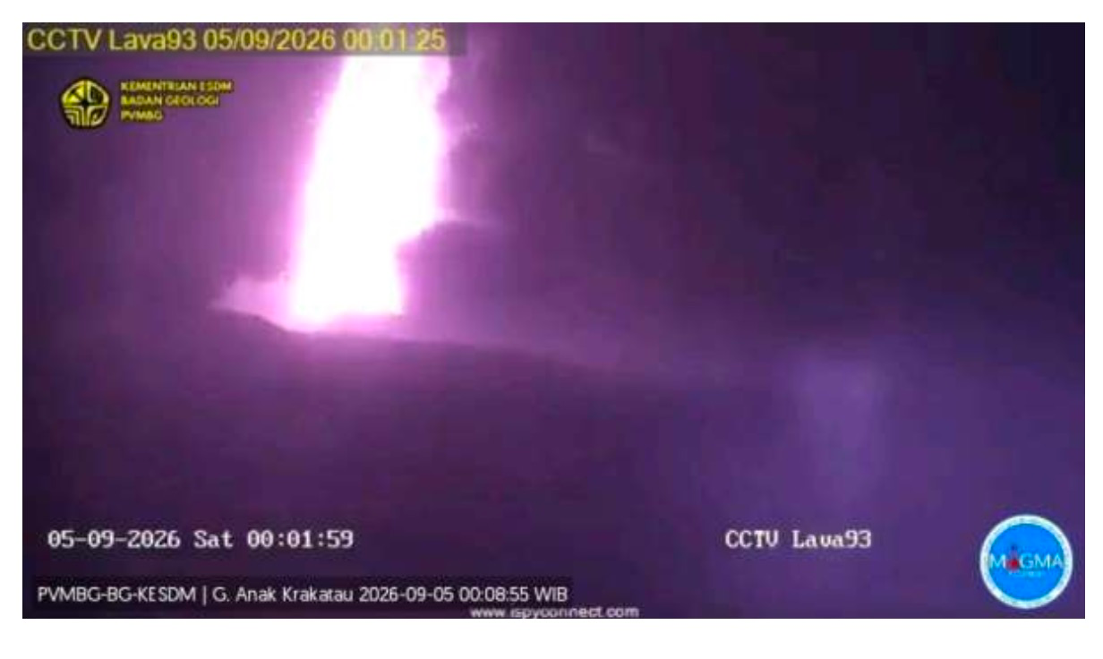 Gunung Anak Krakatau erupsi hingga Sabtu dini hari. Dentuman terdengar di Banten, sementara status gunung masih Level III Siaga.