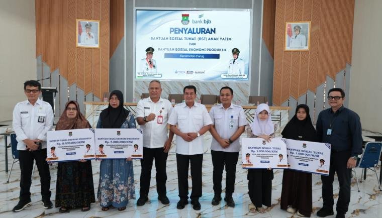 Bupati Maesyal Rasyid salurkan bansos Rp2,65 miliar untuk anak yatim, penyandang disabilitas, dan perempuan kepala keluarga.