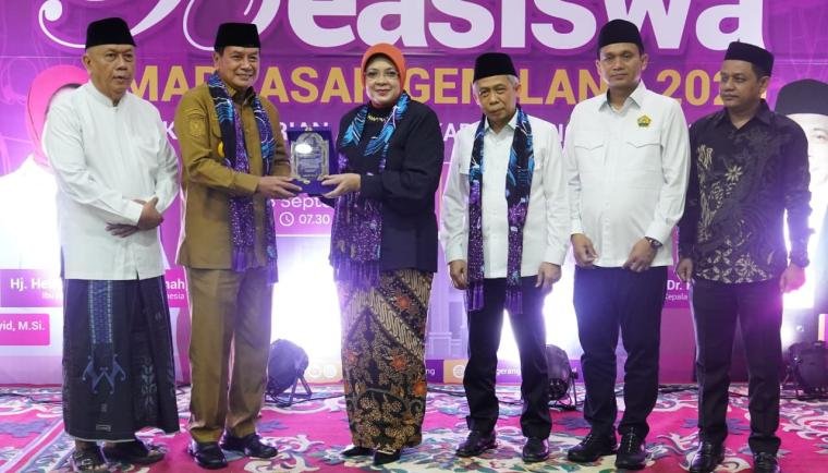 Pemkab Tangerang resmi meluncurkan Beasiswa Madrasah Gemilang untuk meningkatkan kompetensi dan kualitas guru madrasah.