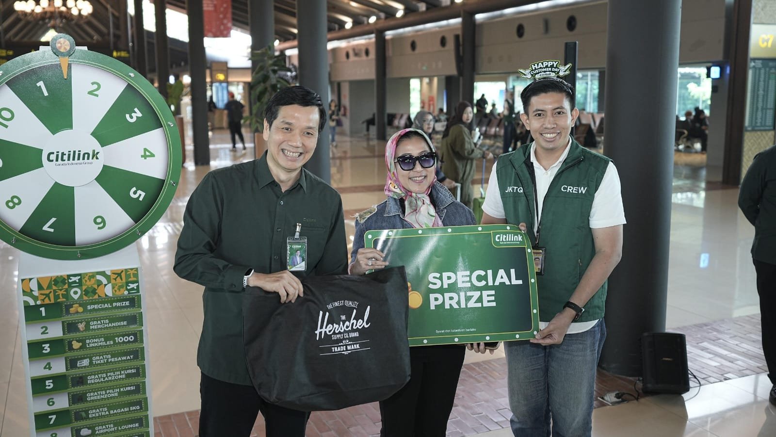 Citilink rayakan Hari Pelanggan Nasional dengan membagikan merchandise, hadiah, dan kejutan menarik bagi penumpang di bandara.