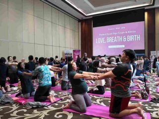 35 Pasangan Ikuti Couple Prenatal Yoga di Tangerang, Disiapkan untuk Hadapi Persalinan