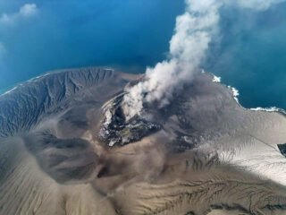 Gunung Anak Krakatau Masih Siaga, Erupsi Strombolian Muncul Setelah 25 Jam Erupsi Menerus