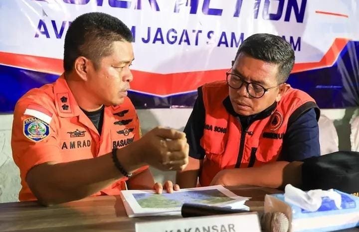 Andra Soni meminta Basarnas mempertimbangkan perpanjangan operasi pencarian lima jurnalis dan tiga kru speedboat di Selat Sunda.