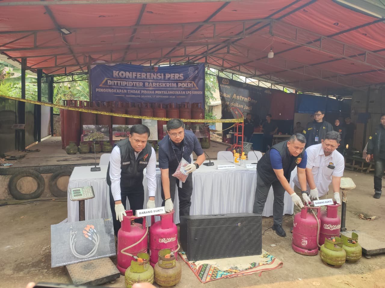 Bareskrim Polri ungkap pengalihan LPG 3 kg bersubsidi ke tabung 12 kg dan 50 kg di Pondok Aren, Tangsel, dengan 3 orang diamankan.