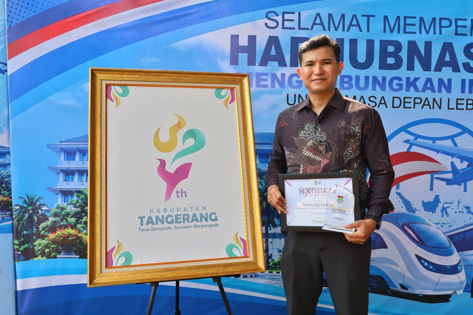 Ilham Azi Fadilah memenangkan lomba logo HUT ke-394 Kabupaten Tangerang dengan konsep visual yang mengangkat identitas daerah.