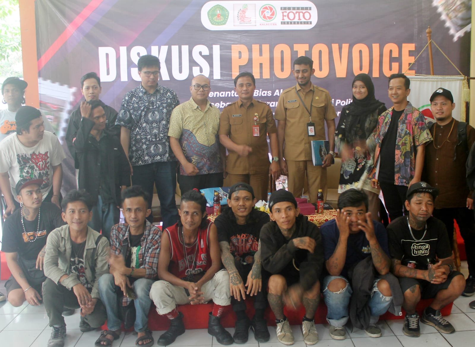 Komunitas punk Tasawuf Underground menyuarakan persoalan kota lewat foto, dari kabel semrawut hingga akses pendidikan anak marginal.