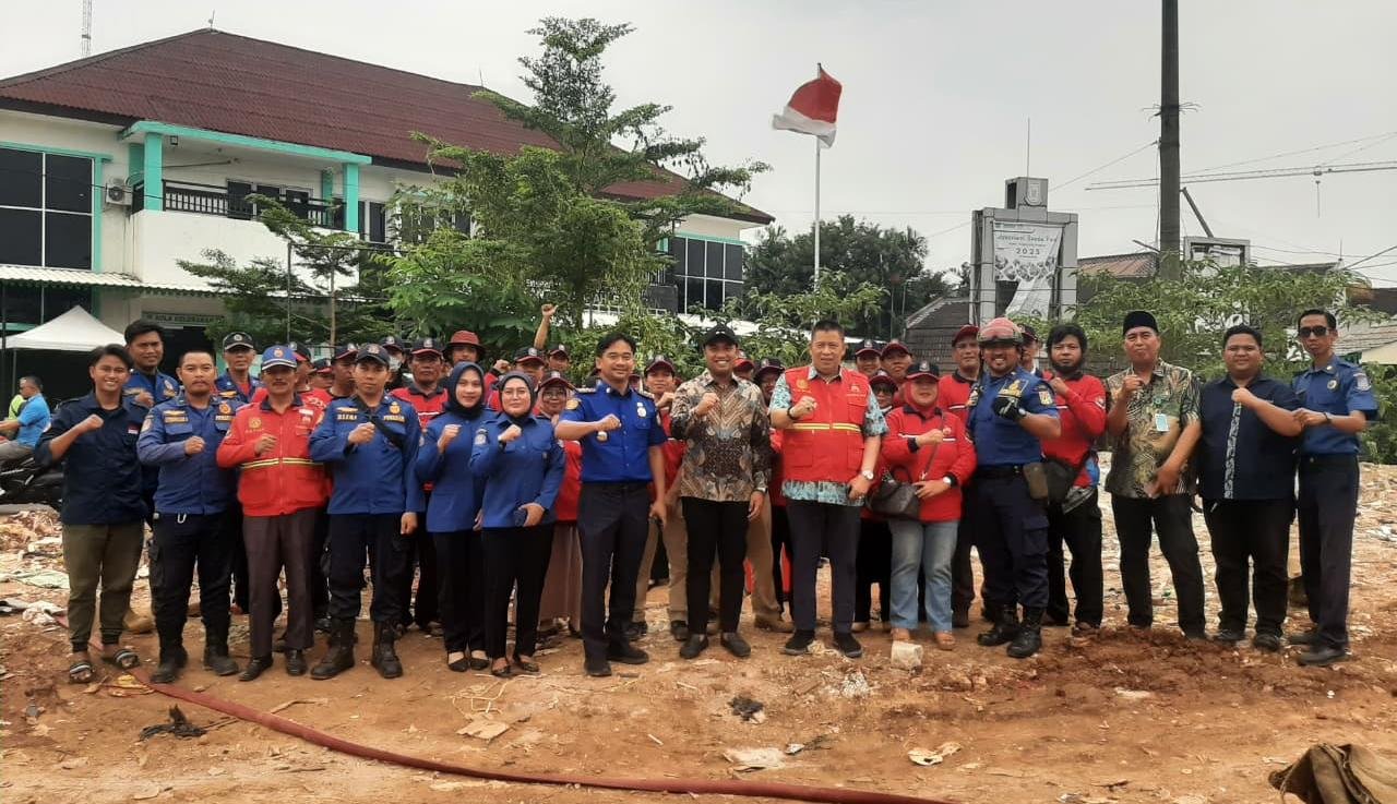Damkar Tangsel menggandeng PLN mengedukasi 50 Redkar Pisangan tentang keselamatan instalasi listrik dan pencegahan kebakaran.