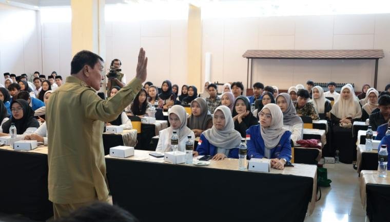 Pemkab Tangerang membekali 1.075 penerima Beasiswa Tangerang Gemilang sebelum memulai perkuliahan di perguruan tinggi.