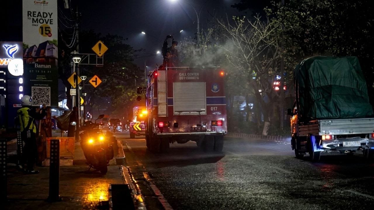Pemkot Tangsel melakukan penyemprotan sejumlah koridor jalan untuk mengendalikan sebaran abu vulkanik Gunung Anak Krakatau.