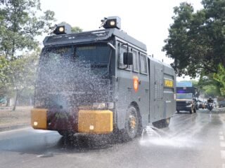 Antisipasi Dampak Abu Vulkanik, Polresta Tangerang Bersihkan Sejumlah Ruas Jalan