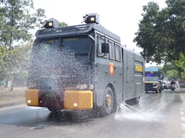 Antisipasi Dampak Abu Vulkanik, Polresta Tangerang Bersihkan Sejumlah Ruas Jalan