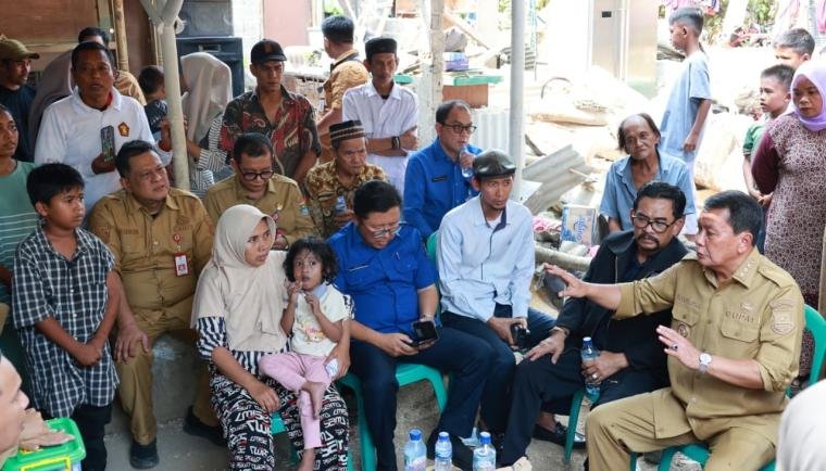Pemkab Tangerang menyiapkan bangunan sementara bagi warga terdampak pohon tumbang yang melanda sekitar 50 rumah di Teluknaga.